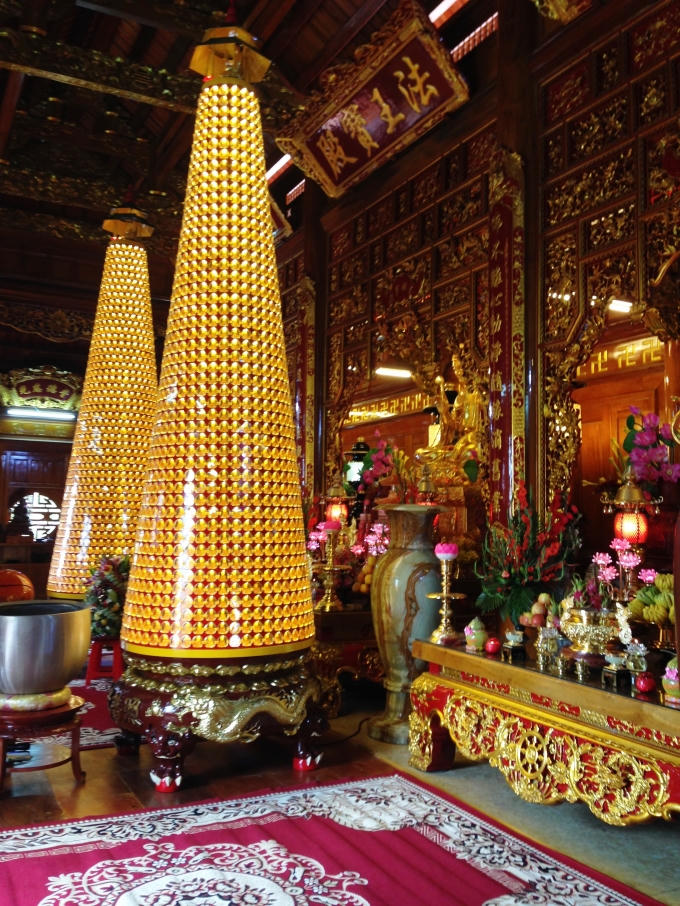 Trung tâm điện thờ đều được sơn son thiếp vàng lộng lẫy uy nghi.