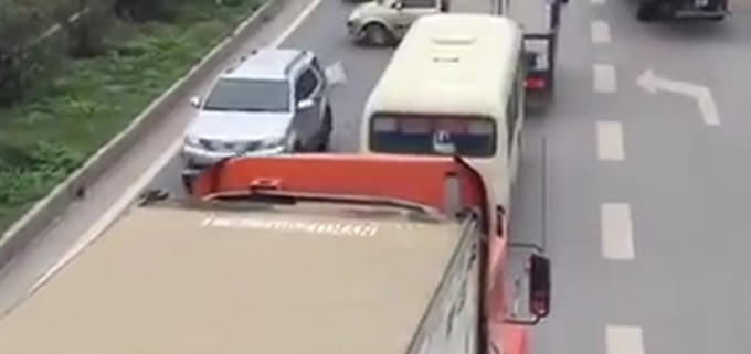 Bất chấp các phương tiện đang lưu thông vẫn quay đầu chạy ngược chiều.