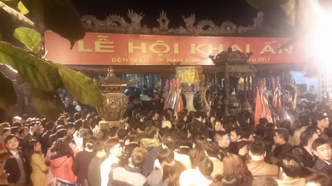 Ban tổ chức tiến hành phát ấn đền Trần vào 5h sáng ngày 11/2