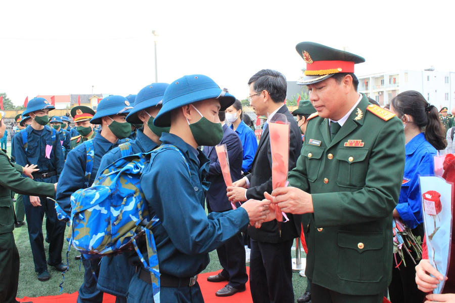Lãnh đạo TP tặng hoa, động viên các tân binh lên đường nhập ngũ.
