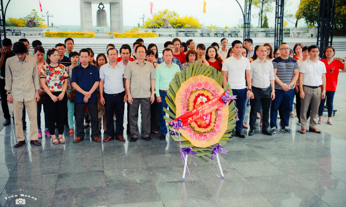 Đoàn công tác báo Pháp luật Việt Nam dâng hương tại Nghĩa trang Đường 9 - Quảng Trị.