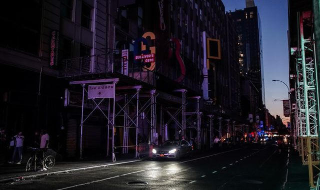 Mất điện kéo dài khiến cuộc sống người New York bị đảo lộn (Ảnh: INN)