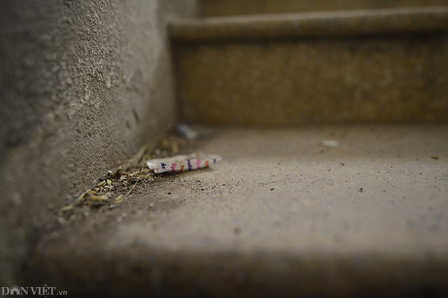 Hầu hết các khu tái định cư không có quỹ chung để thuê nhân viên vệ sinh dọn dẹp nên rác tồn tại từ lâu và rất nhiều. Cư dân tại tòa nhà cho biết nhiều lần viết đơn gửi Công ty TNHH MTV Quản lý và Phát triển nhà Hà Nội (đơn vị quản lý) nhưng không nhận được hồi âm.