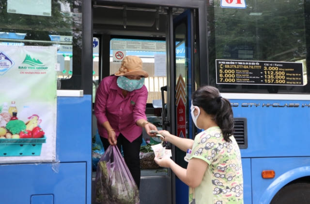 Xe buýt lưu động bán rau củ giá bình ổn khắp Sài Gòn