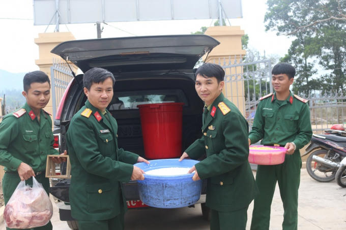 Gạo nếp được các cán bộ chiến sĩ chuẩn bị chu đáo.