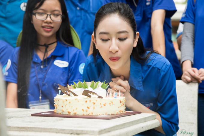 Hà Thu được tổ chức sinh nhật bất ngờ khi đi làm tình nguyện.