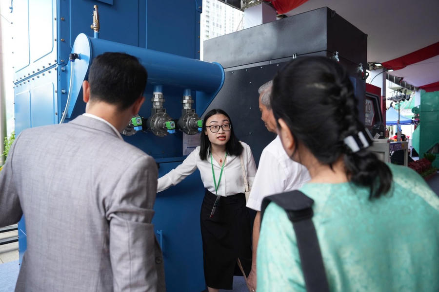 Gian hàng của Phương Linh Group thu hút được nhiều lượt khách tới tham quan, nghiên cứu.