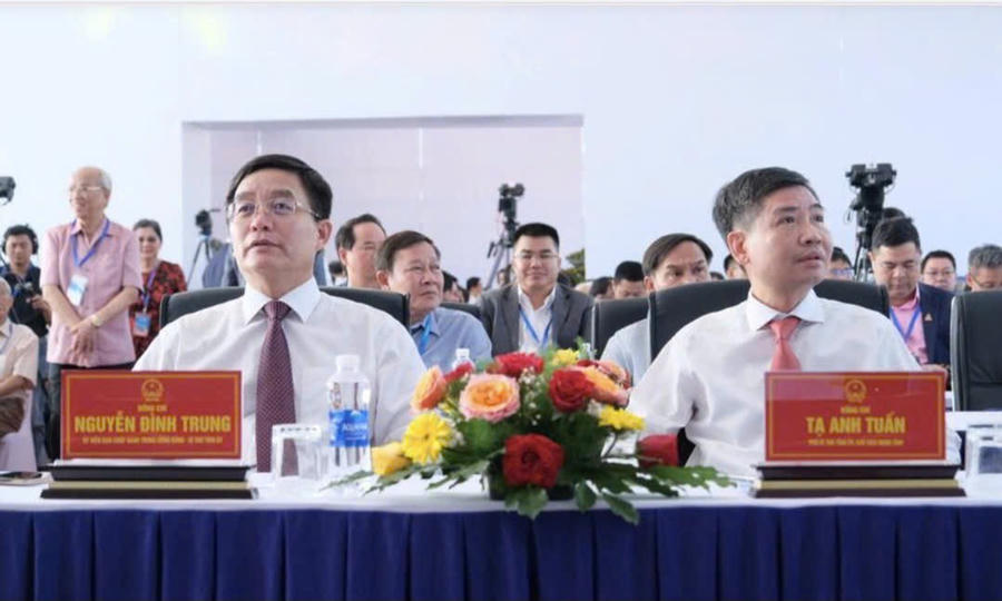 Ông Nguyễn Đình Trung, Ủy viên Ban Chấp hành Trung ương Đảng, Bí thư Tỉnh ủy Đắk Lắk và ông Tạ Anh Tuấn, Chủ tịch UBND tỉnh Đắk Lắk tham dự Lễ khởi công. Ảnh: L.S