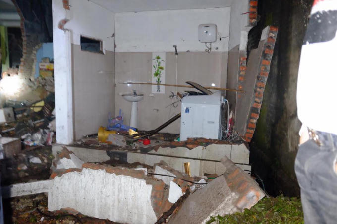 Phó Chủ tịch Thường trực UBND huyện Yên Phong, ông Nguyễn Chí Cường xác nhận thông tin vụ việc trên. “Vụ nổ xảy ra vào lúc hơn 4h sáng tại thôn Quan Độ, xã Văn Môn khiến 7 người bị thương và hai người tử vong. Ngay sau khi xảy ra sự việc, các nạn nhân bị thương đã được đưa đi cấp cứu tại Bệnh viện Đa khoa tỉnh Bắc Ninh” – ông Nguyễn Chí Cường cho biết. Ảnh Vinh Khoa