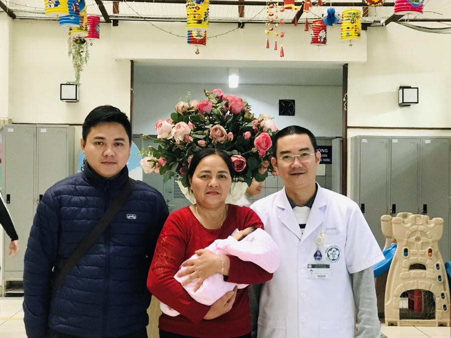 Sáng ngày 29/2, cháu bé đã được xuất viện trong niềm vui của gia đình và các thầy thuốc. (Ảnh: bachmai.gov.vn)