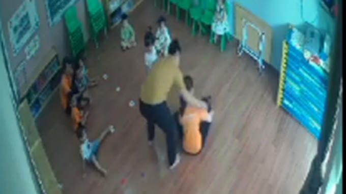 Hình ảnh nam phụ huynh xông vào lớp giật tóc, tát vào mặt trẻ 2 tuổi - ảnh cắp từ clip.