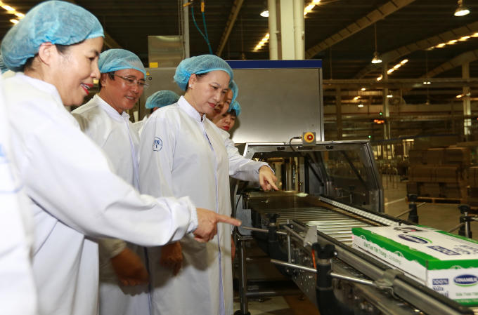 Chủ tịch Quốc Hội Nguyễn Thị Kim Ngân cùng bà Mai Kiều Liên - Tổng giám đốc Vinamilk tham quan dây chuyền sản xuất của nhà máy Sữa nước Việt Nam.