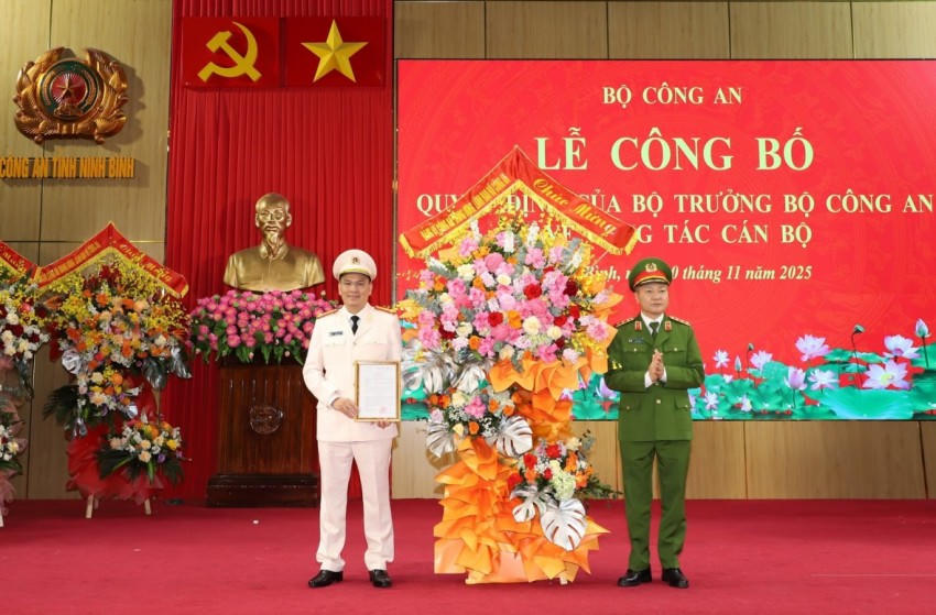 Thứ trưởng Nguyễn Ngọc Lâm trao Quyết định và tặng hoa chúc mừng Thượng tá Cù Quốc Thắng, tân Giám đốc Công an tỉnh Ninh Bình.