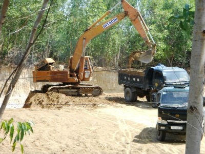 M&aacute;y đ&agrave;o hối hả m&uacute;c đất l&ecirc;n c&aacute;c xe tải đang đứng đợi.