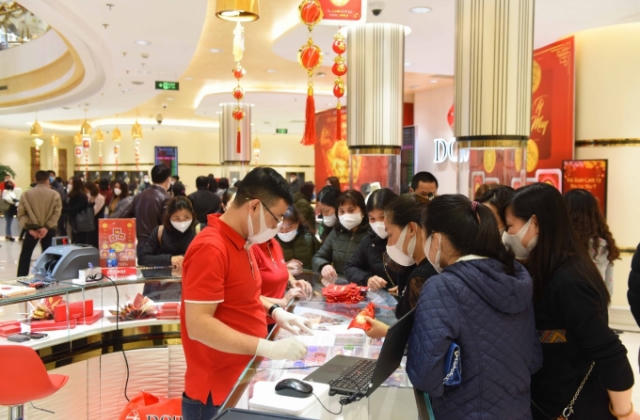 Mua vàng cầu may ngày Thần Tài, khách hàng còn được tặng khẩu trang