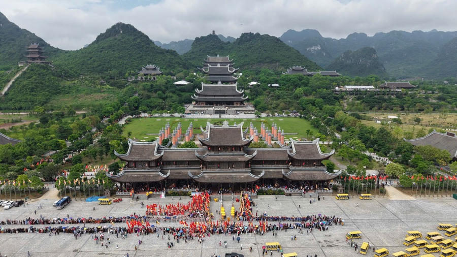 Sau đó, xá lợi Đức Phật được cung rước vòng quanh hồ Tam Chúc, vào khu vực Tam Quan nội.