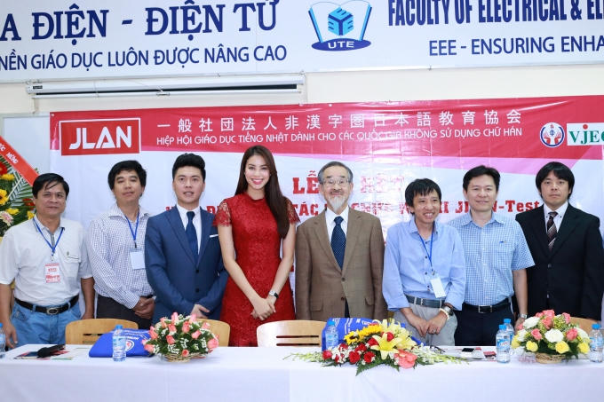 Phạm Hương chụp hình kỷ niệm với Hiệp hội giáo dục ngôn ngữ Nhật Bản.