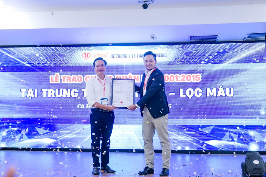 Đại diện tổ chức chứng nhận BSI trao chứng nhận ISO 9001-2015 cho ThS.BS Phạm Thanh Vũ (bên trái).