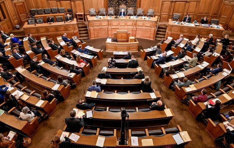 Các thành viên quốc hội giữ khoảng cách an toàn với nhau tại một phiên họp ở Hamburg, Đức. 