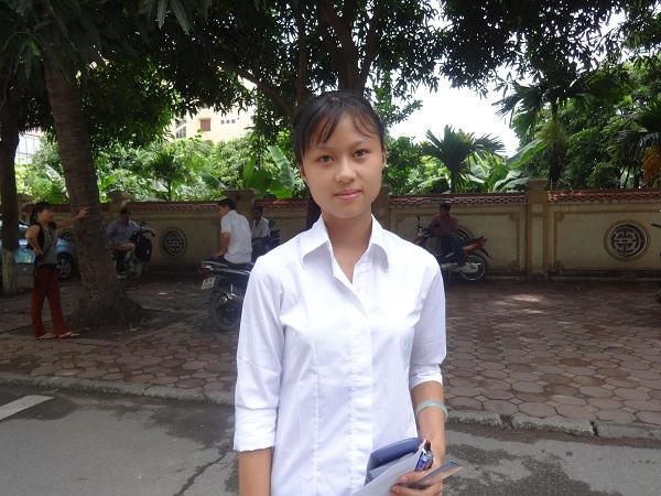 Em Hoàng Thị Lan, một thí sinh dự thi chia sẻ: "Em chỉ làm được khoảng 30% đề thi thôi. Vì em chỉ xét tốt nghiệp nên cũng không quan trọng lắm ".