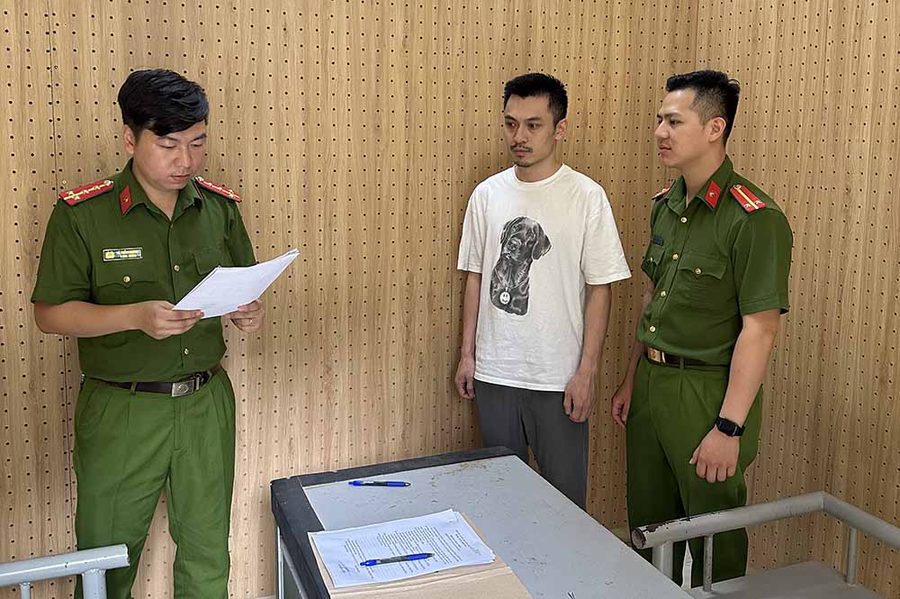Đối tượng Đặng Tùng Lâm (áo trắng) bị lực lượng chức năng bắt tạm giam để điều tra về hành vi lừa đảo, chiếm đoạt tài sản. Ảnh Công an Sơn La.