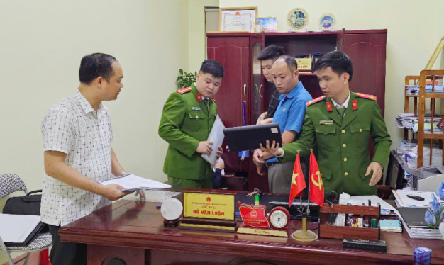 Cơ quan chức năng tiến hành khám xét nơi làm việc của ông Đỗ Văn Luận, Chủ tịch UBND phường Ninh. Ảnh Công an Bắc Giang