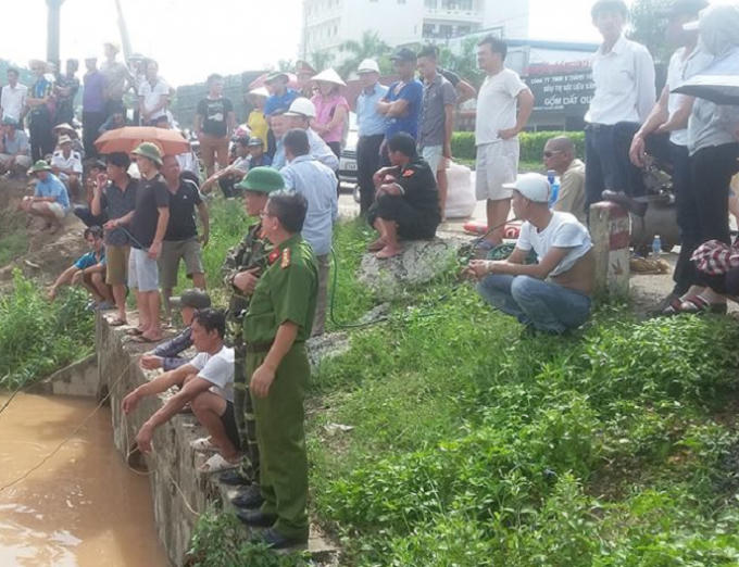 Lực lượng chức năng có mặt tại hiện trường tìm kiếm học sinh mất tích.