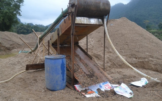 Hà Giang: Tạm giữ máy móc khai thác vàng trái phép trên sông Lô