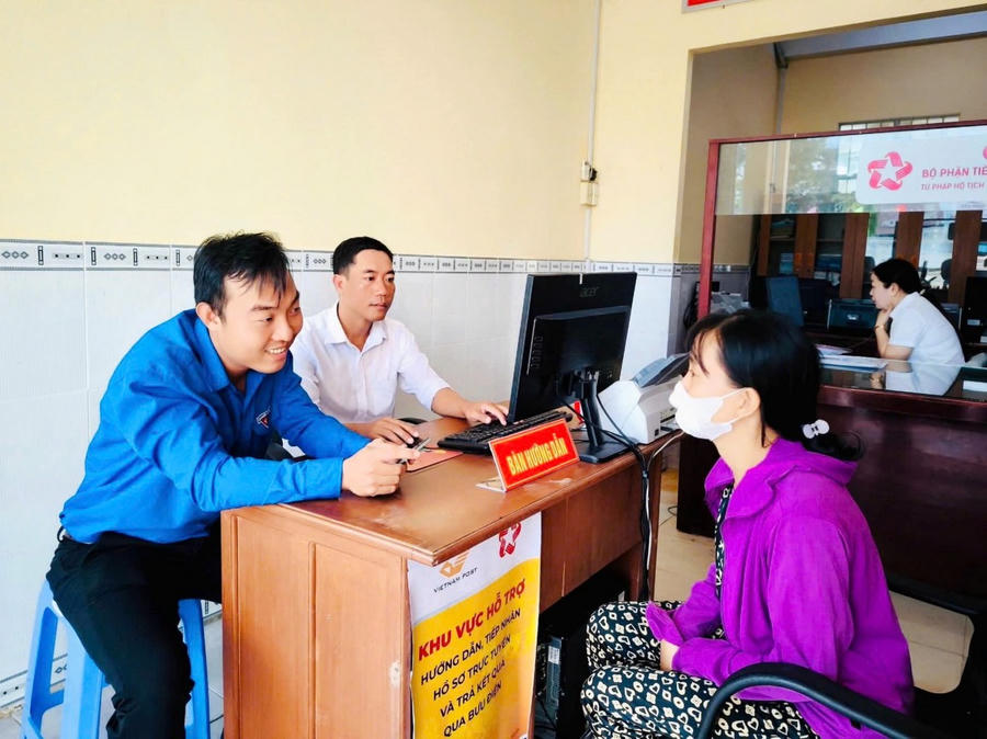 Đoàn viên, thanh niên tình nguyện phường Hiệp Thành hỗ trợ người dân thực hiện mô hình chính quyền địa phương hai cấp và sử dụng dịch vụ công trực tuyến tại Trung tâm Hành chính công (Ảnh: Phường Hiệp Thành).