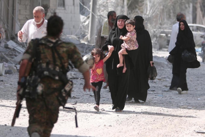 Trải qua 73 ngày đêm, Lực lượng Dân chủ Syria (SDF) cùng với sự hỗ trợ của liên quân quốc tế do Mỹ dẫn đầu đã đẩy lùi IS ra khỏi Manbij –  thành phố chiến lược và tuyến đường giao thông huyết mạch của IS từ thành phố Aleppo đến thành trì Raqqa. (Ảnh: Reuters)
