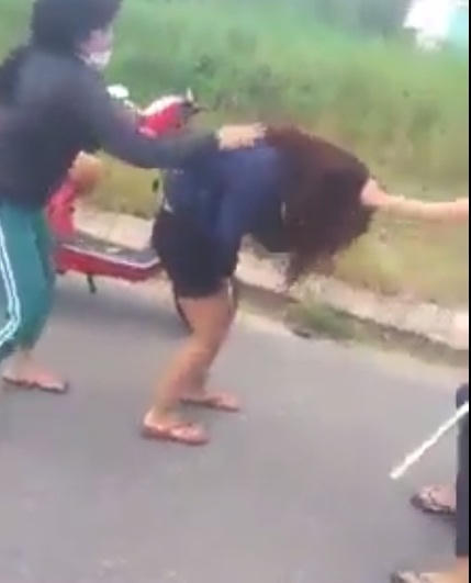 Đàm Thị Quỳnh G bị túm tóc và đánh bằng tuýp sắt. Ảnh cắt từ clip