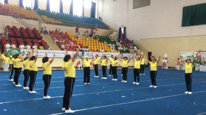 Cụ Lư Thị Ngọc Anh (92 tuổi) dẫn đầu đoàn cậu lạc bộ dưỡng sinh người cao tuổi phường p6 tham gia hội thi dưỡng sinh của quận đạt giải khuyến khích”.