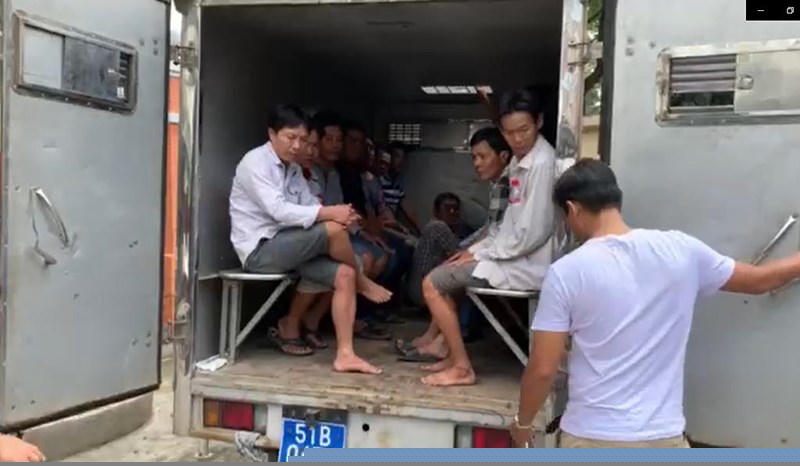 Gần trăm người được phát hiện đang tham gia đá gà ở bãi đất trống ở Bình Chánh. Ảnh CA.