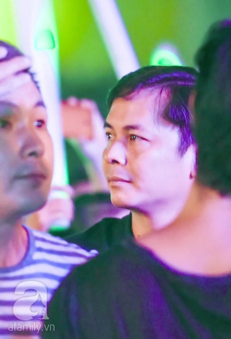 Chu Đăng Khoa âm thầm dõi theo người phụ nữ của mình tỏa sáng trên sân khấu.