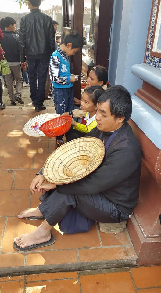 Cảnh xếp hàng ngồi ăn xin trước cổng đền Mẫu Đồng Đăng. (ảnh: Minh Long).