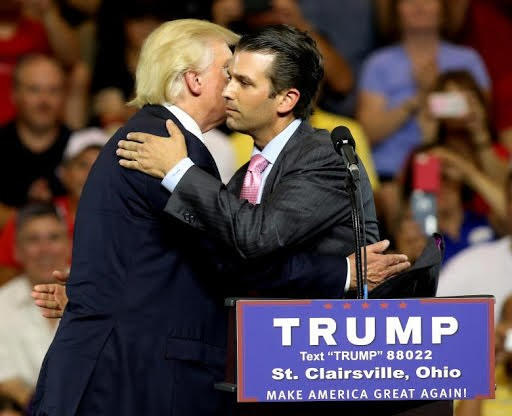 Ông Trump và con trai cả.