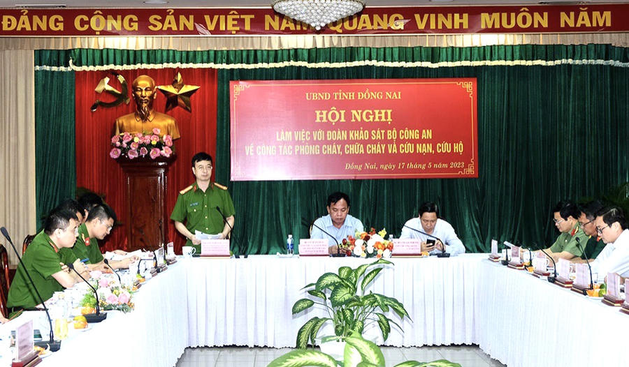 Lãnh đạo các sở, ngành tỉnh Đồng Nai làm việc với Đoàn khảo sát về công tác phòng cháy, chữa cháy và cứu nạn, cứu hộ của Bộ Công an. (Ảnh: Báo Đồng Nai)