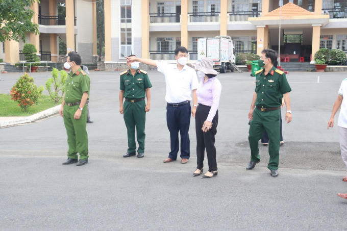 Ông Viên Hồng Tiến- Bí thư Huyện ủy Xuân Lộc đi kiểm tra công tác phòng, chống dịch Covid-19