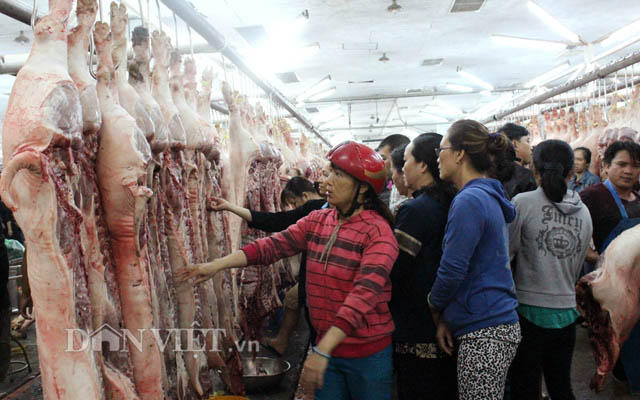 Tiểu thương chọn mua heo mảnh tại chợ đầu mối Hóc Môn (TP.Hồ Chí Minh) Ảnh: Nguyên Vỹ