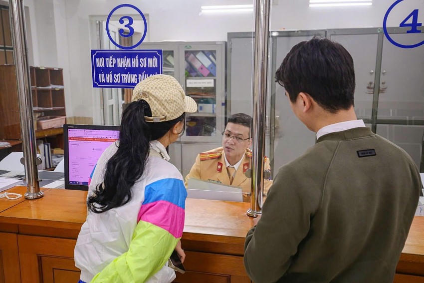 Người dân ở Hà Nội tới đăng ký xe tại Phòng CSGT Hà Nội.
