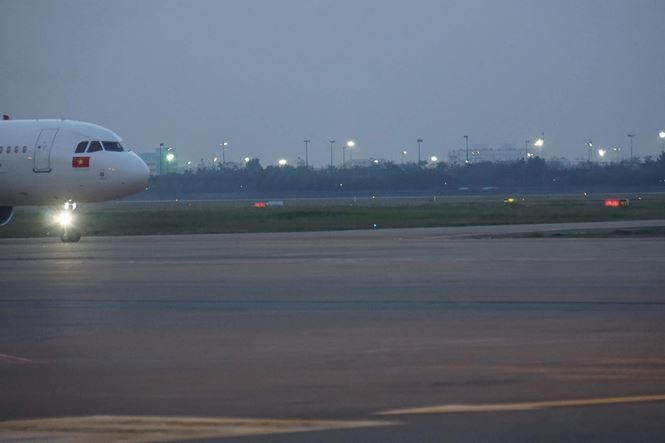 Sân golf (phần đèn sáng phía sau) tại Tân Sơn Nhất