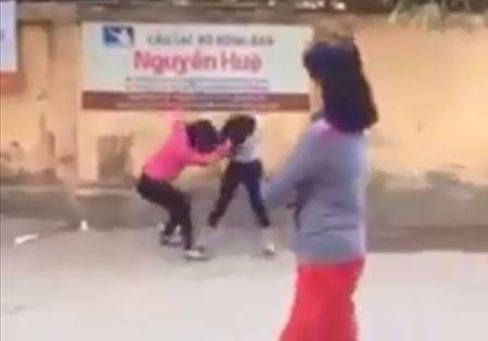 "Đáng buồn là sự vô tình của nhiều người đáng tuổi phụ huynh đi ngang qua mà không có động thái can thiệp nào".