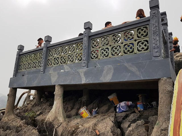 Ngay trên đỉnh núi, một khối bê tông cốt thép đồ sộ, thô kệch xấu xí cũng án ngữ. Di sản thế giới trở nên nhếch nhác, bẩn thỉu và vô hồn.