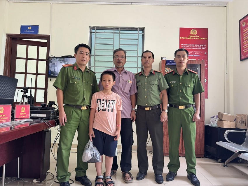 Công an phường giao cháu bé đi lạc về với gia đình.