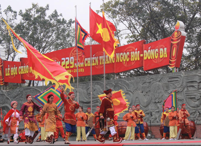 Nghe tin báo, ngày 25 tháng 11 năm Mậu Thân, Nguyễn Huệ đã xuất quân tiến ra Bắc Hà.