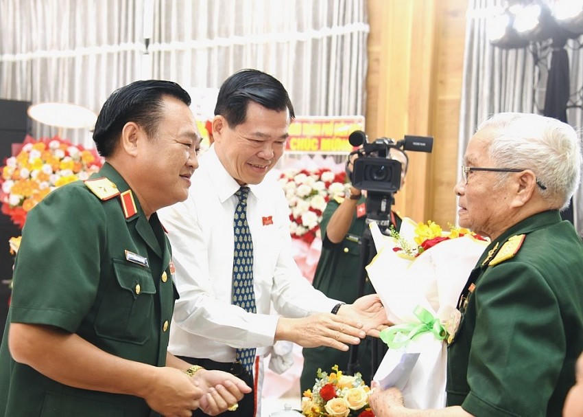 Bí thư Tỉnh uỷ Đồng Nai và lãnh đạo Quân khu 7 tặng hoa đại biểu là Anh hùng LLVT nhân dân.