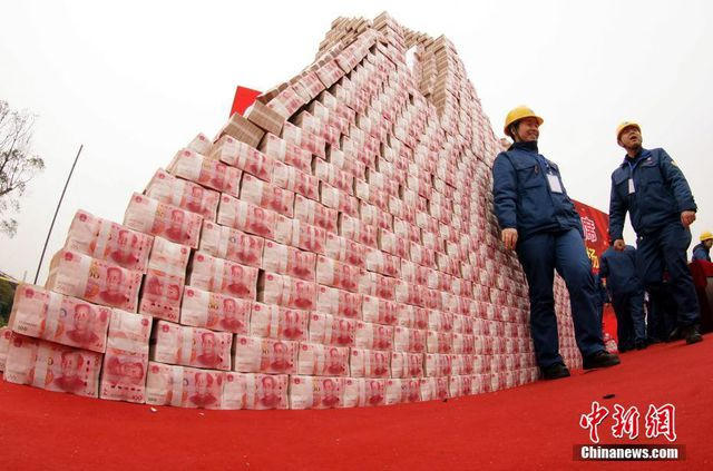 Trung Quốc: C&aacute;c c&ocirc;ng ty xếp tiền th&agrave;nh n&uacute;i thưởng Tết cho nh&acirc;n vi&ecirc;n