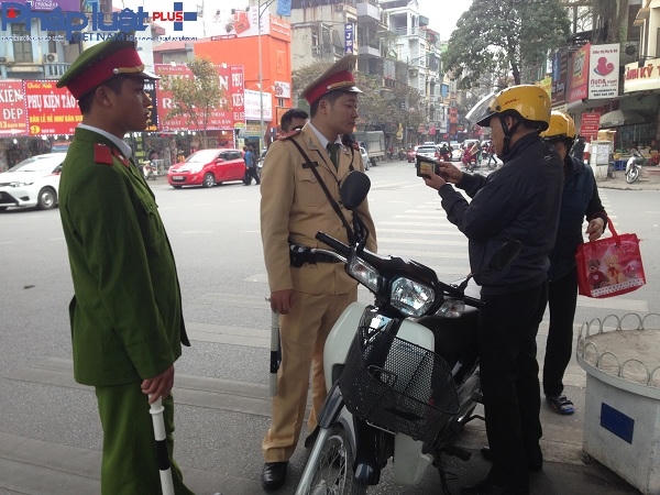 Lực lượng CSGT tiến hành kiểm tra hành chính người vi phạm giao thông.