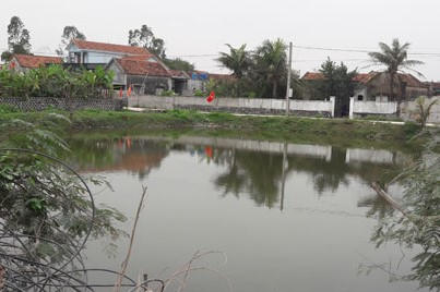 Khu vực ao nơi phát hiện thi thể nữ sinh.