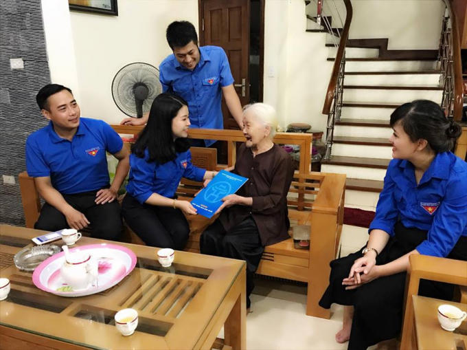 Cán bộ Quận đoàn Ba Đình tặng quà, thăm hỏi Mẹ VNAH Nguyễn Thị Tiểu - PhườngLiễu Giai, quận Ba Đình